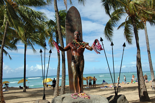 Estatua de Duke en la playa de Waikiki en Oahu